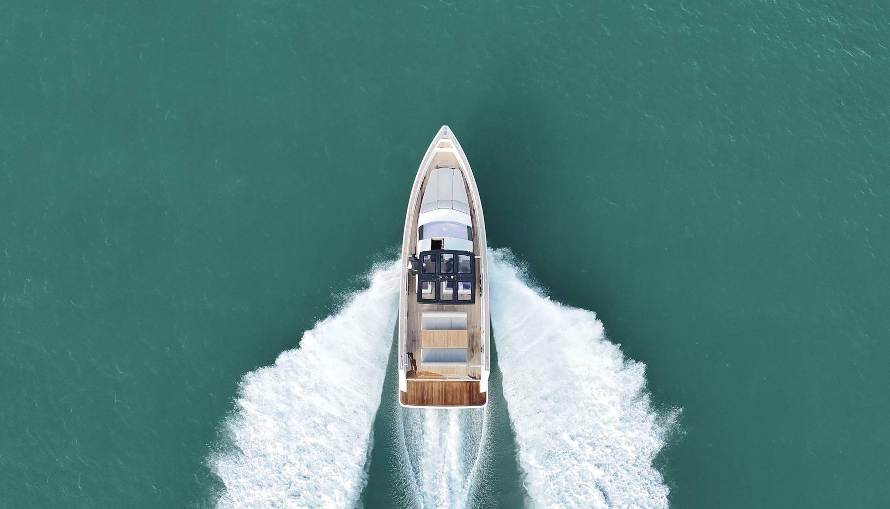 Aerial view running at speed, symmetric wake